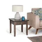 Table de chevet carrée en bois massif auburn moyen avec tiroir