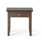 Table de chevet carrée en bois massif auburn moyen avec tiroir
