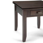 Table de chevet carrée en bois massif auburn moyen avec tiroir