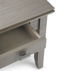 Table de chevet carrée en bois massif auburn moyen avec tiroir