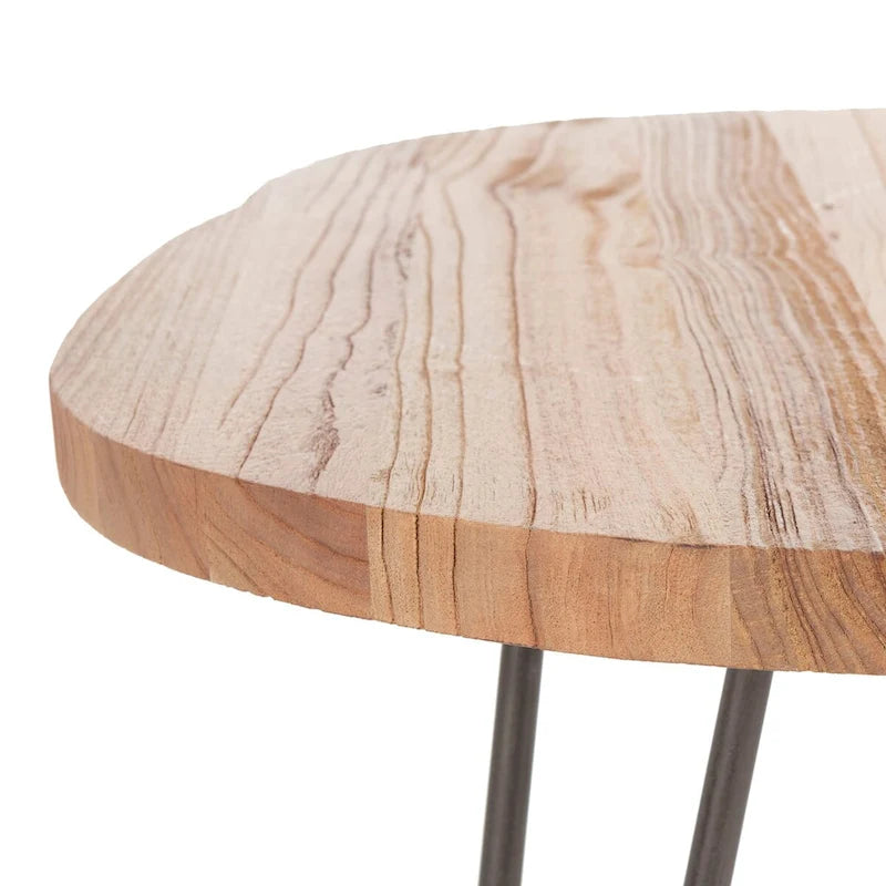 Table basse en chêne vieilli à bords irréguliers avec pieds épingles en acier noir