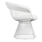 Fauteuil d'appoint en similicuir blanc, dossier incurvé à lattes métalliques, siège simple