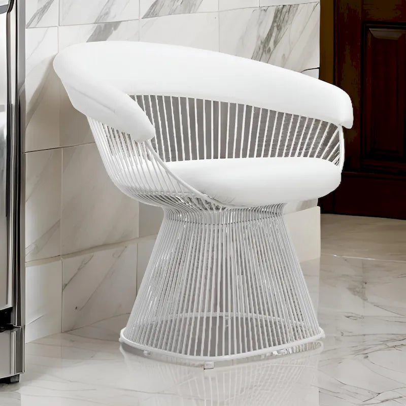 Fauteuil d'appoint en similicuir blanc, dossier incurvé à lattes métalliques, siège simple