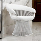 Fauteuil d'appoint en similicuir blanc, dossier incurvé à lattes métalliques, siège simple